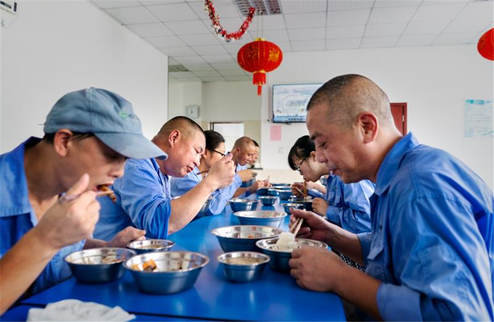  Dining in canteen 